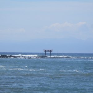 森戸神社（森戸大名神）後方の海岸から名島（菜島）と鳥居を望む